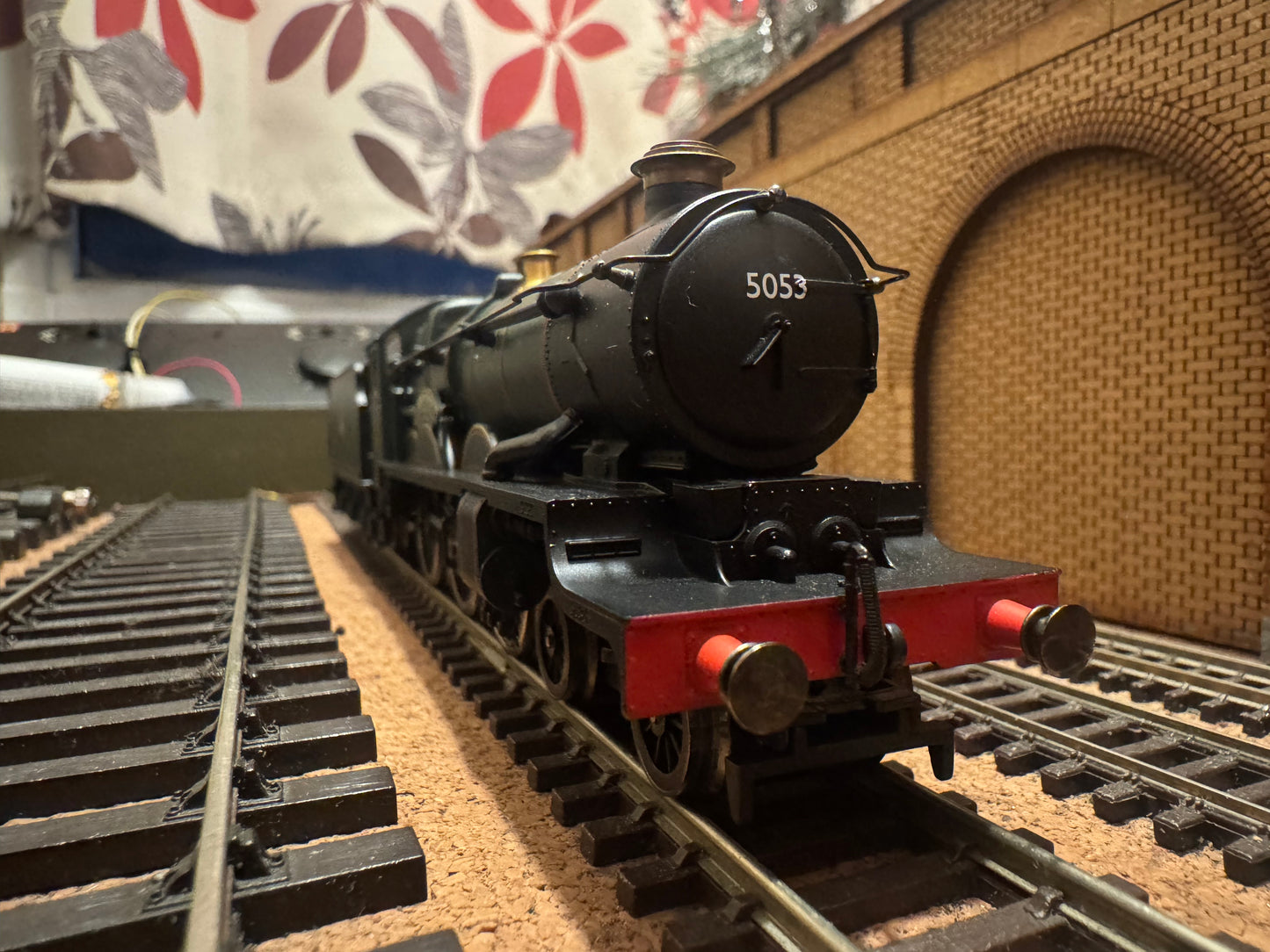 Hornby R2086 (OO) Ex GWR 4073 ‘Castle Class’ No.5053 “Earl Cairns” with Hawksworth 4000G Tender in British Railways Lined Maroon 