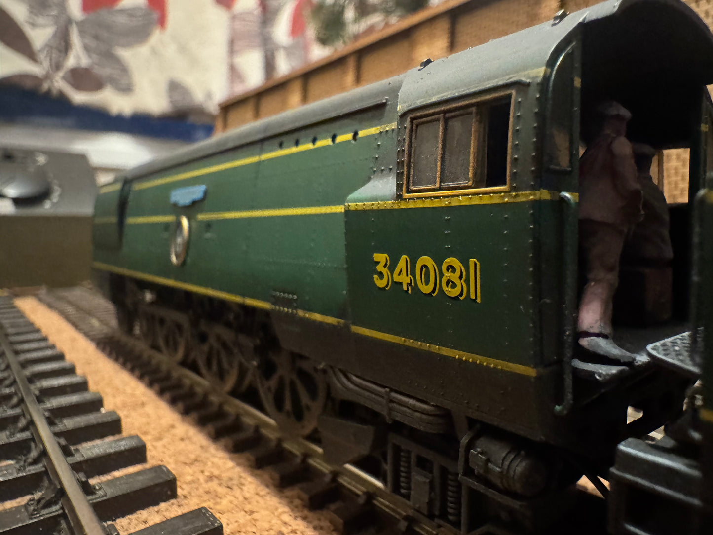 Hornby R2220 (OO) British Railways [SR] ‘Battle of Britain Class’ No.34081 “92 Squadron” In Weathered Southern Railway / BR Transitional Malachite Green. 