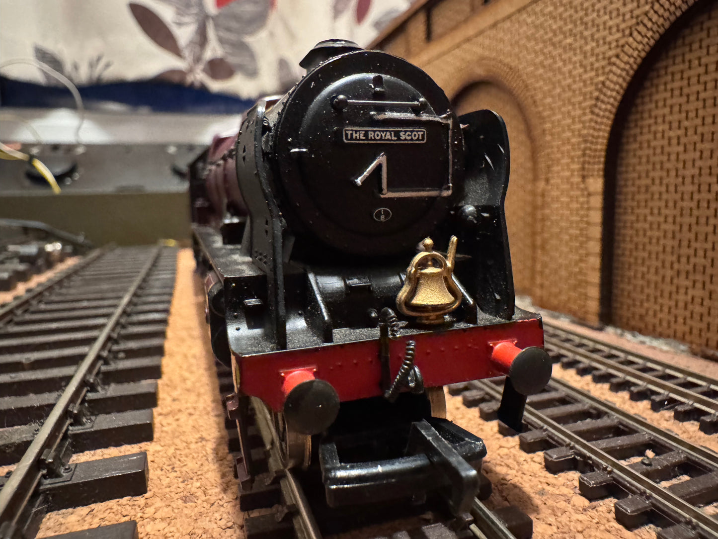 Mainline 37-080 (OO) Ex London Midland & Scottish Railway 6P ‘Royal Scot’ No.6100 “Royal Scot” in as preserved LMS Crimson Lake Livery, with Bell. 9V Sound fitted. 