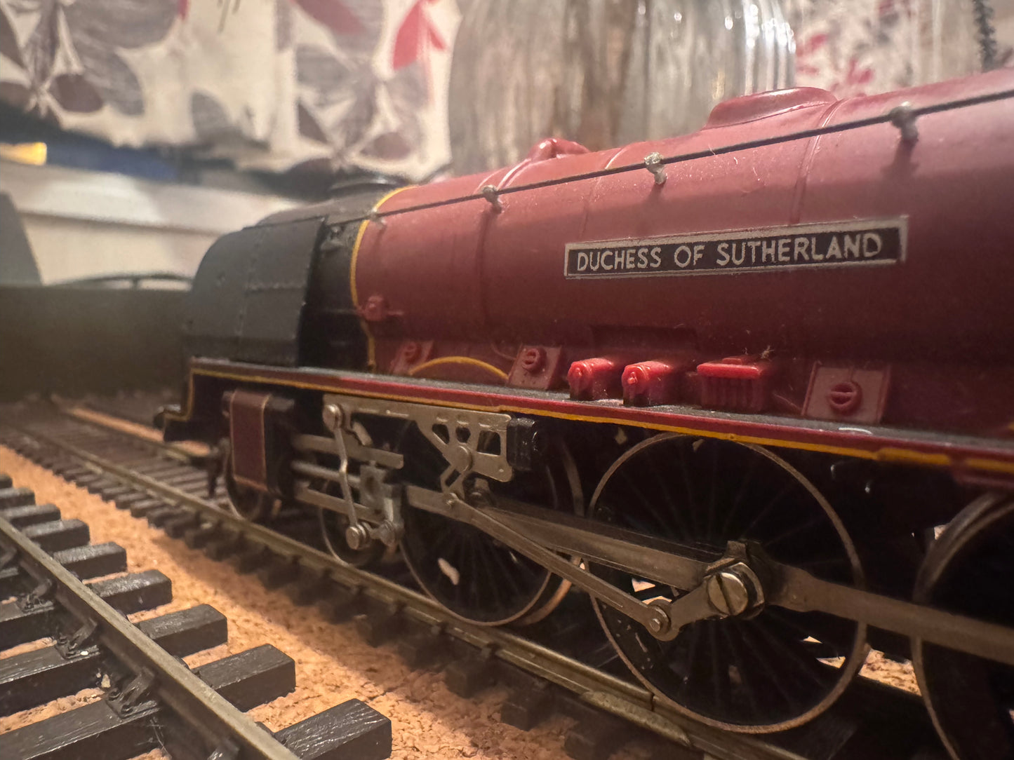 Hornby R.066 (OO) London Midland & Scottish Railway, 8P ‘Princess Coronation’ No.6233 “Duchess of Sutherland” in LMS Crimson Lake.