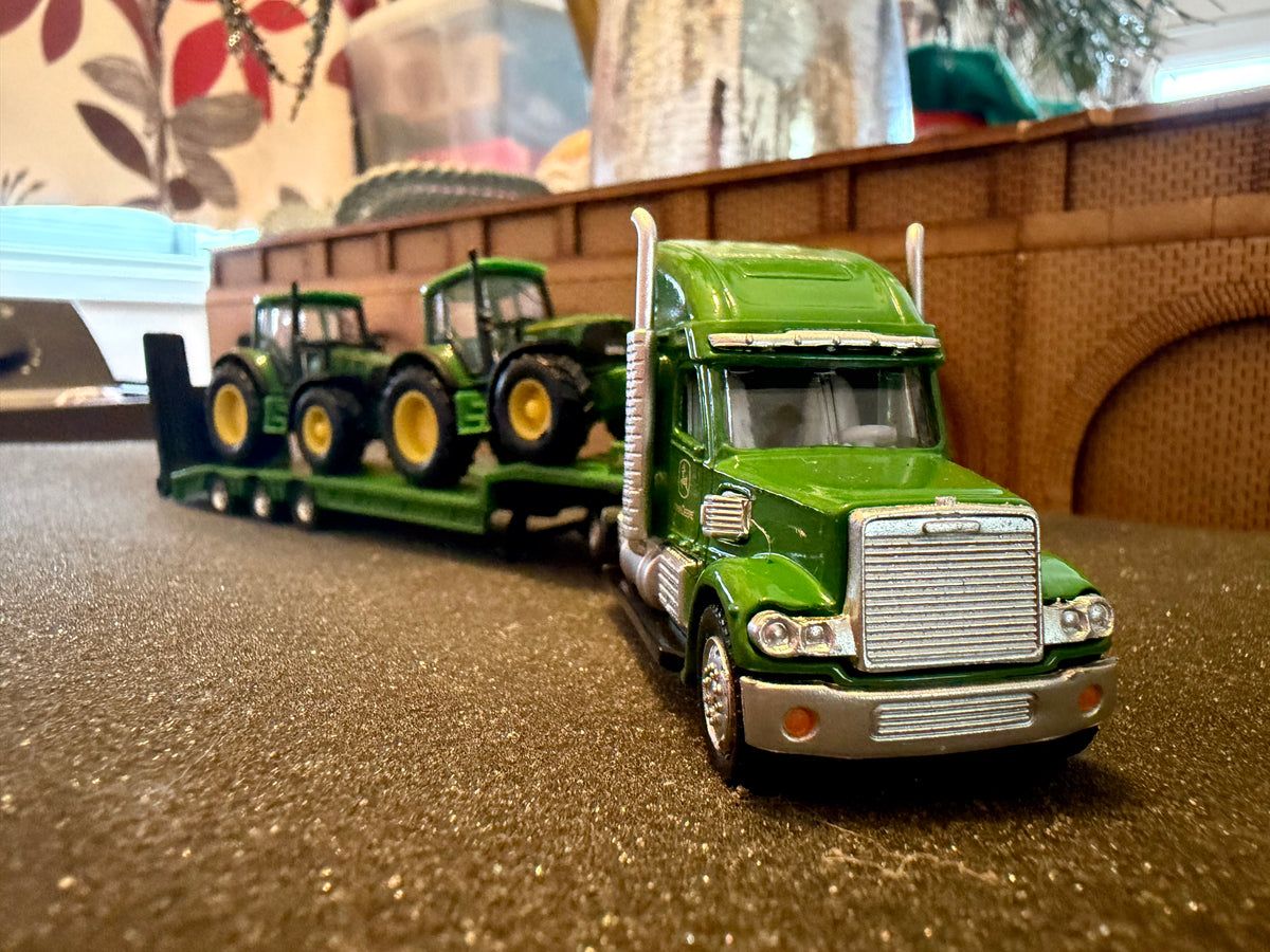 Siku 1837 (1:87 / HO) US style John Deere Low Loader and tractors. 
