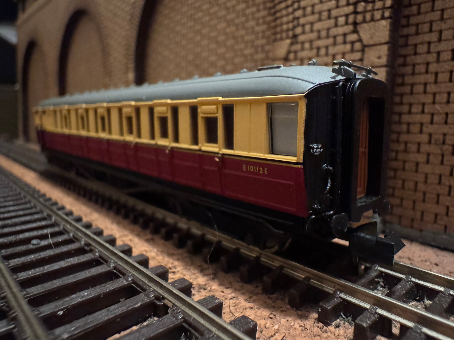 Dapol NC-61D (N Gauge) Ex LNER ‘Gresley’ Corridor Brake Second No.E10112E in British Railways Blood and Custard Livery 