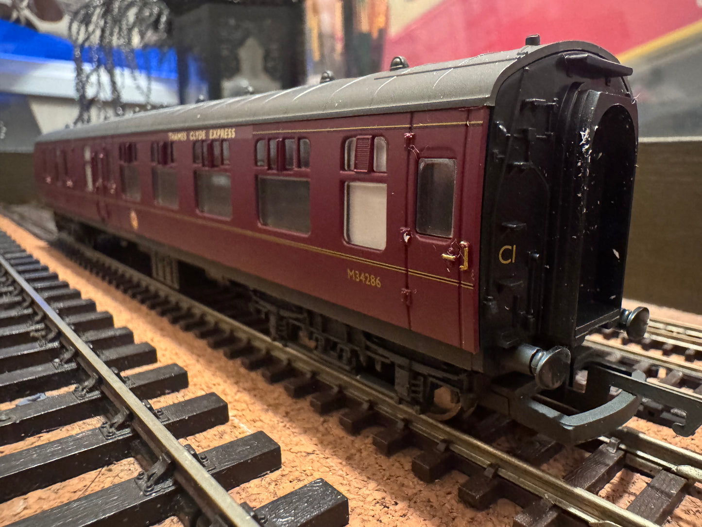 Hornby R2329M (OO) The Thames-Clyde Express, Train Pack. Special Edition No.1452 of 1500. 