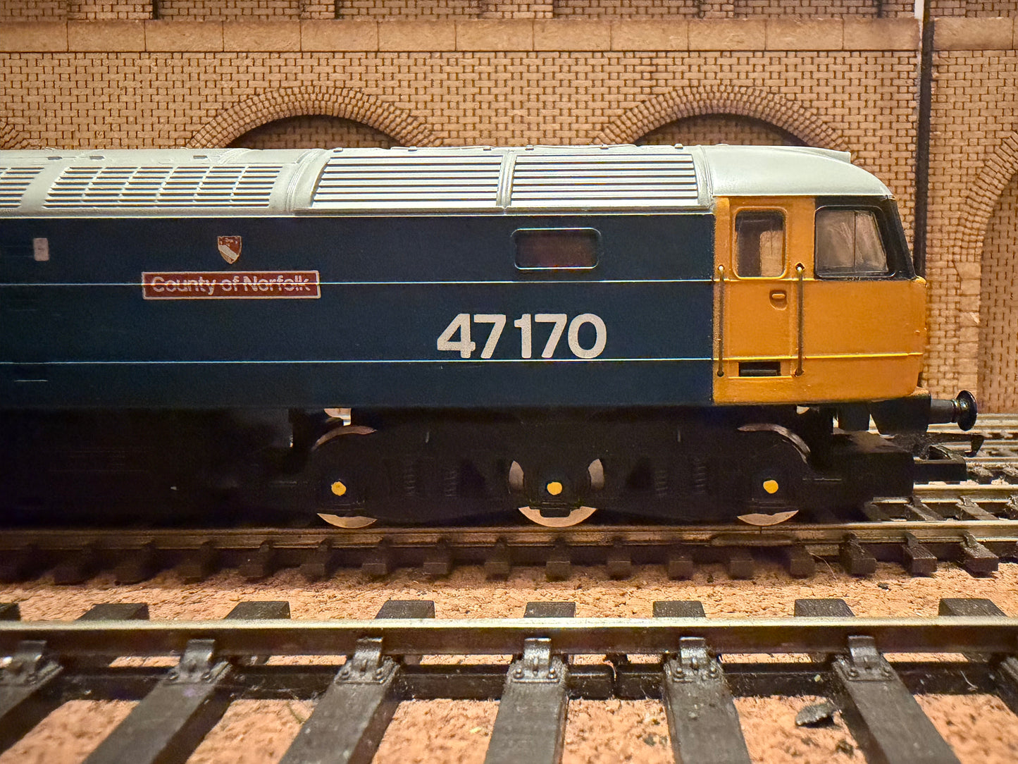 Hornby R307A (OO) British Railways Class 47 No.47170 “County of Norfolk” in BR Large Logo Blue 