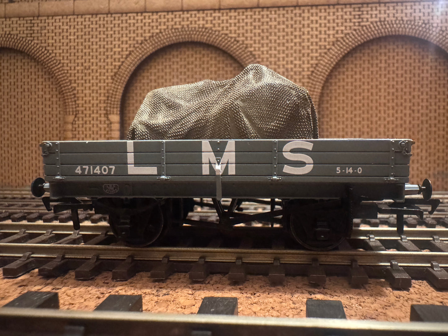 Bachmann 37-937 (OO) London Midland & Scottish Railway, Three Plank Open Wagon No.471407 in LMS Grey with covered tractor load 