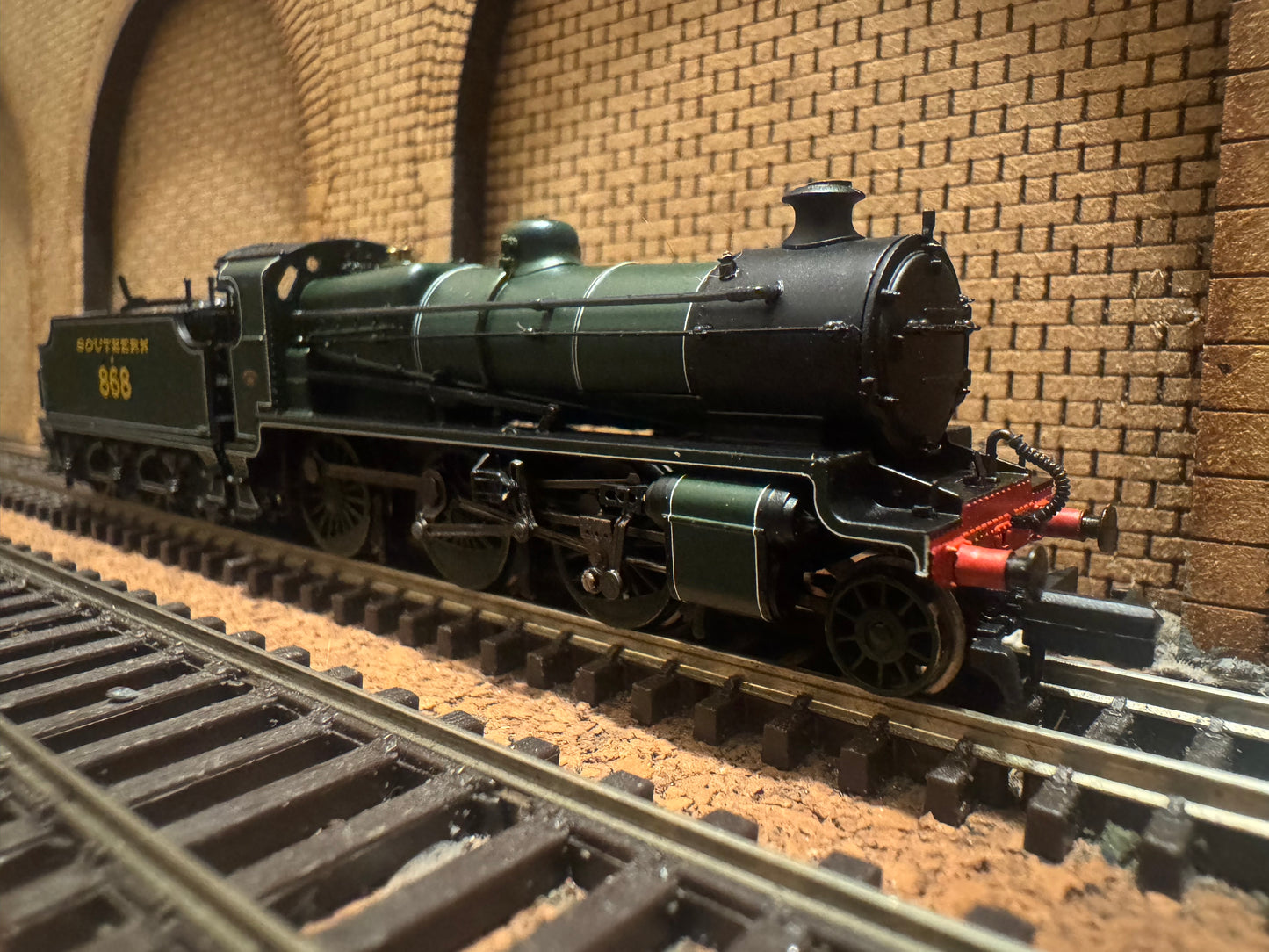 Graham Farish 372-930 Southern Railway N Class ‘Mongolipers’ No.A868 in Early Southern Olive Green. DCC Ready 
