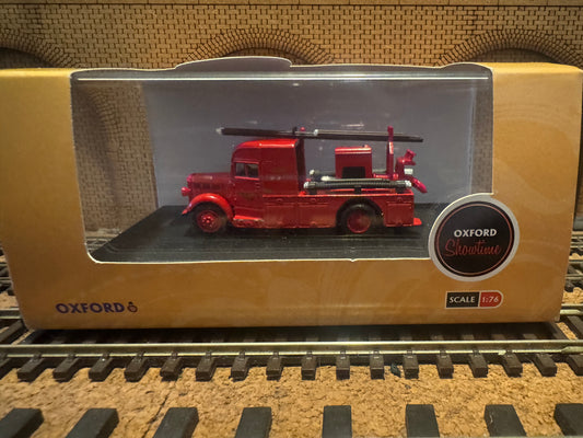 Oxford Diecast 76BHF004 (OO / 1:76) Bedford WLG Heavy Unit, Fire Engine in Bertram Mills Circus Livery 