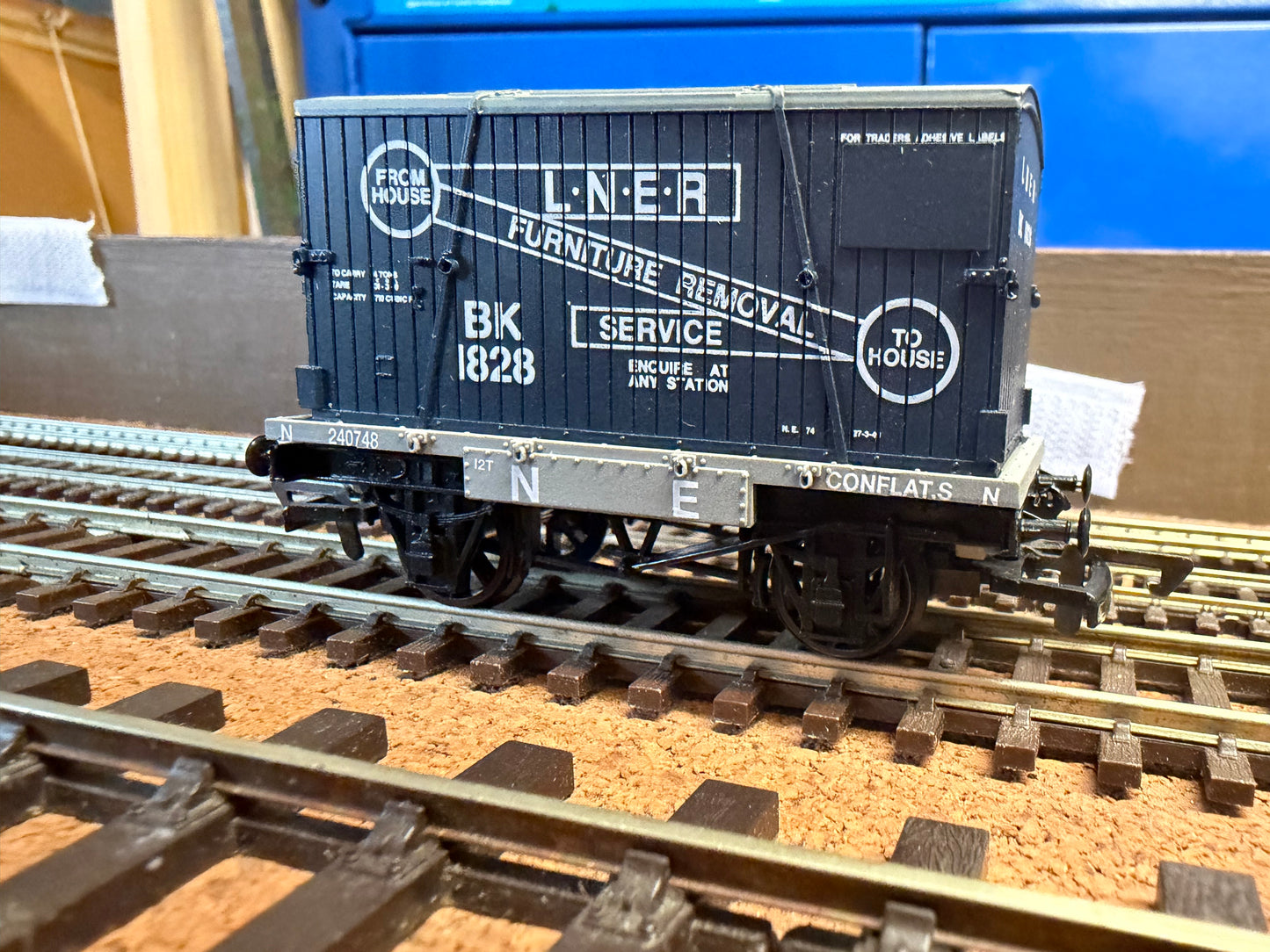 Dapol B121 (OO) London North Eastern Railway Conflat Wagon No.240748 and Container No.BK1828 