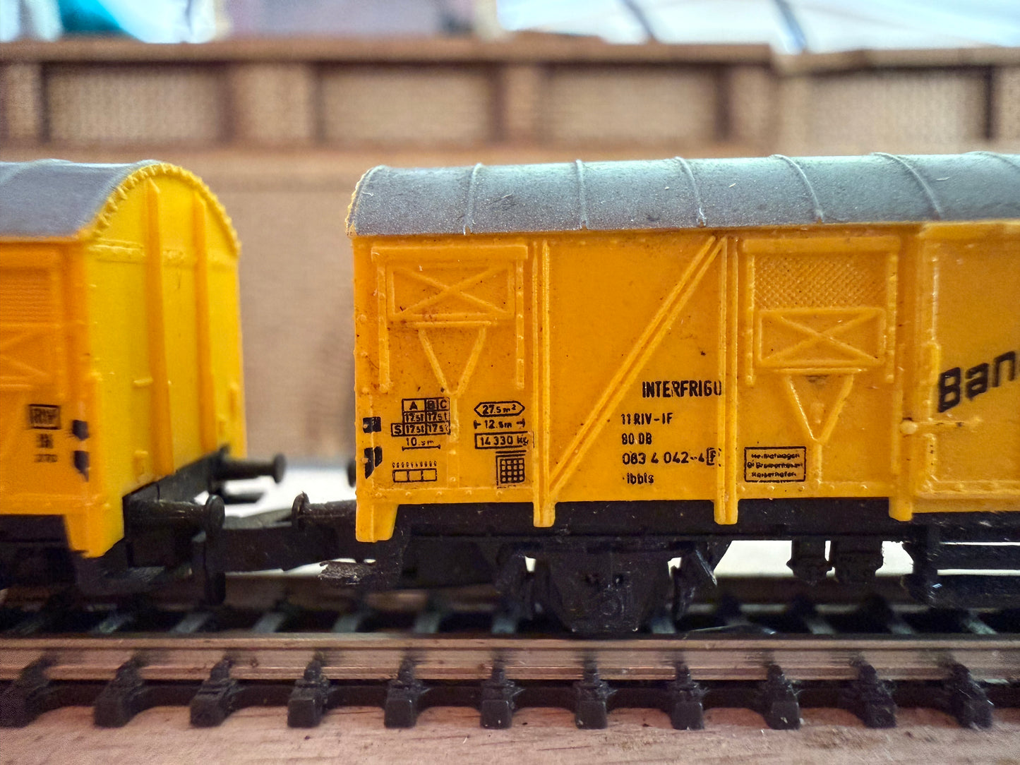 Marklin 8606 (Z) Deutscher Bahn Refrigerated Banana Wagons, No.083 6 042F. Set of Two 