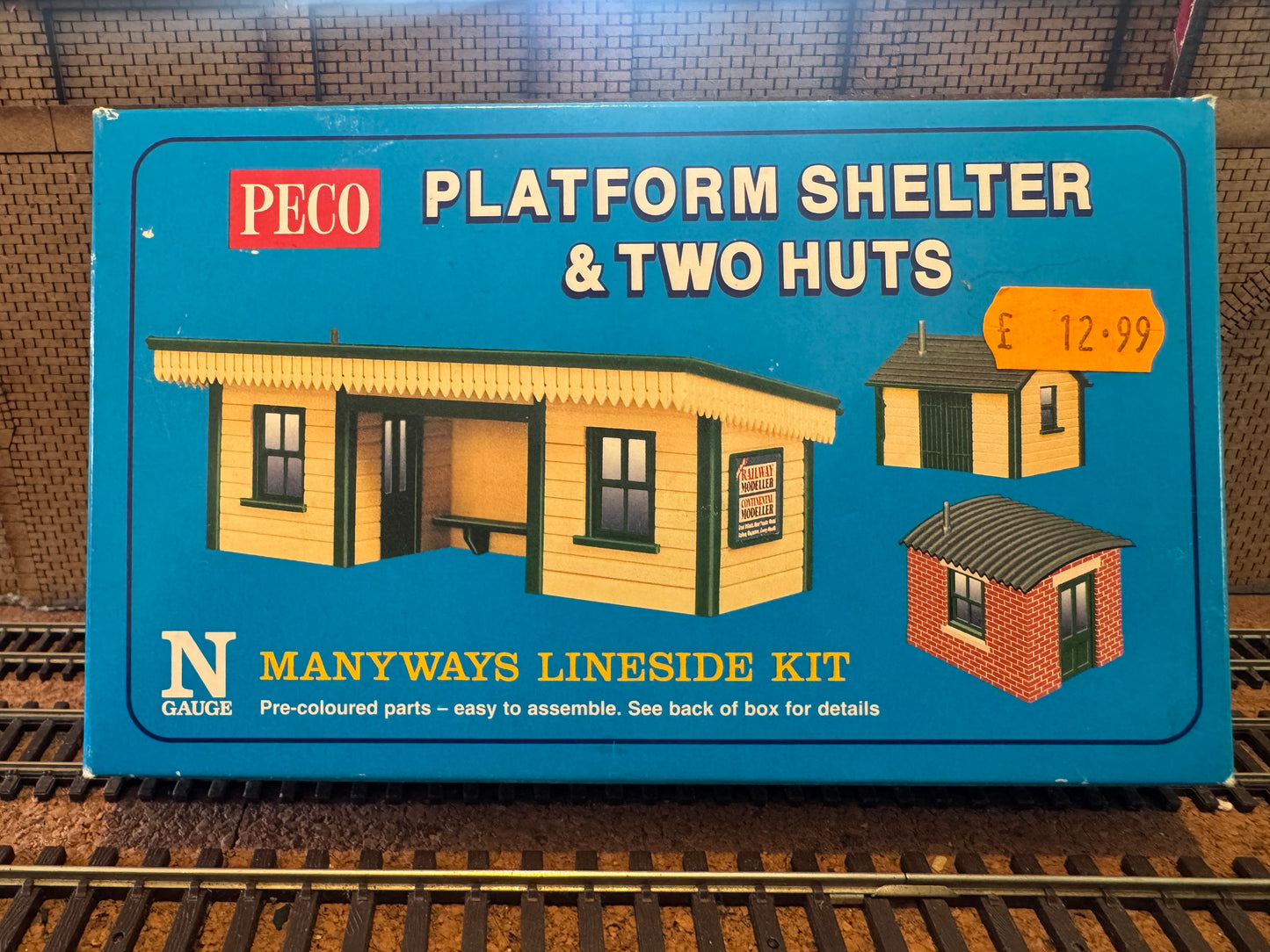 Peco NB-16 (N Gauge) Platform Shelter & Two Hunts Kit. 