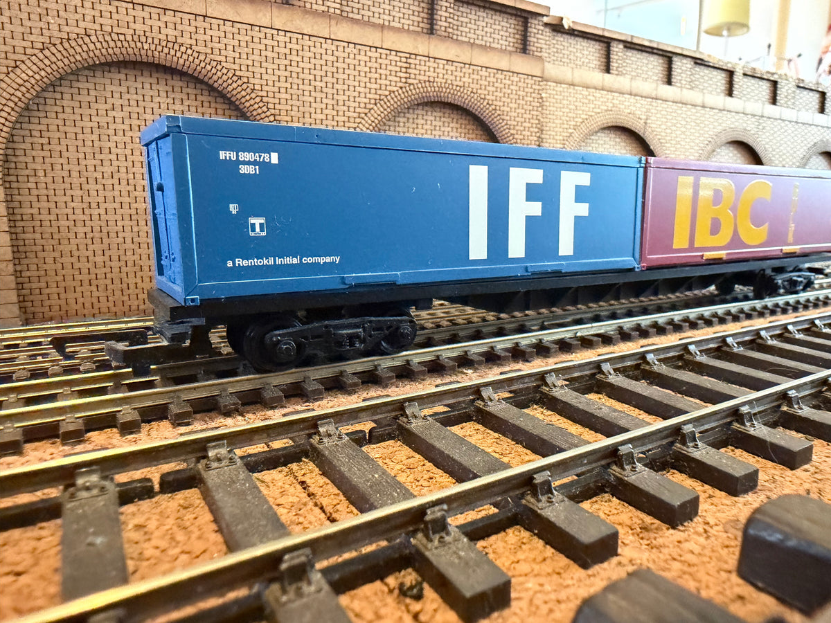 Hornby Railroad R6425 (OO) Ex British Rail Container Wagon with Containers. 