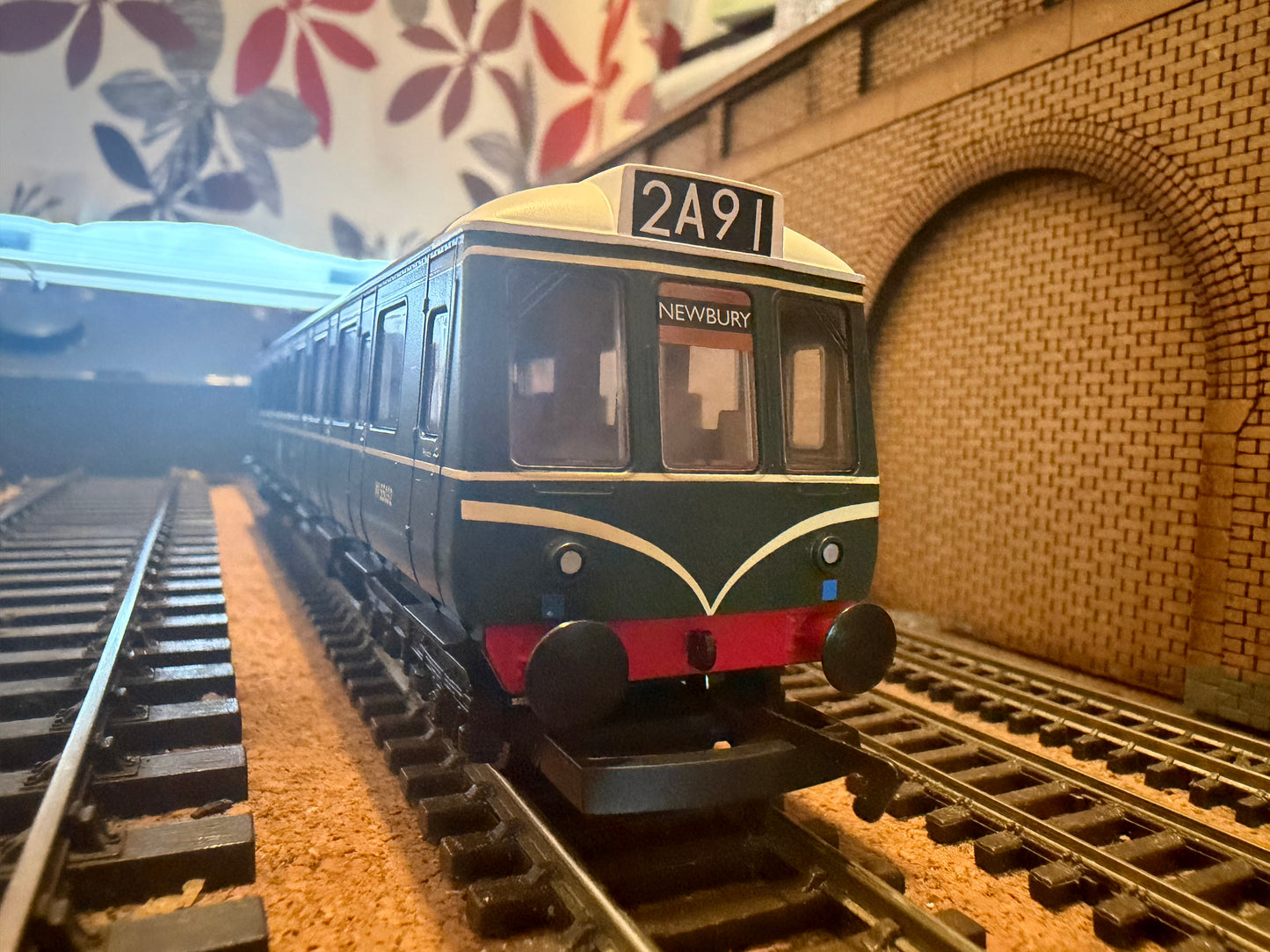 Hornby R2509A (OO) British Railways / Pressed Steel ‘Bubble Car’ [Class 121] No.W55032 in BR Green with Speed Whiskers. DCC Ready 