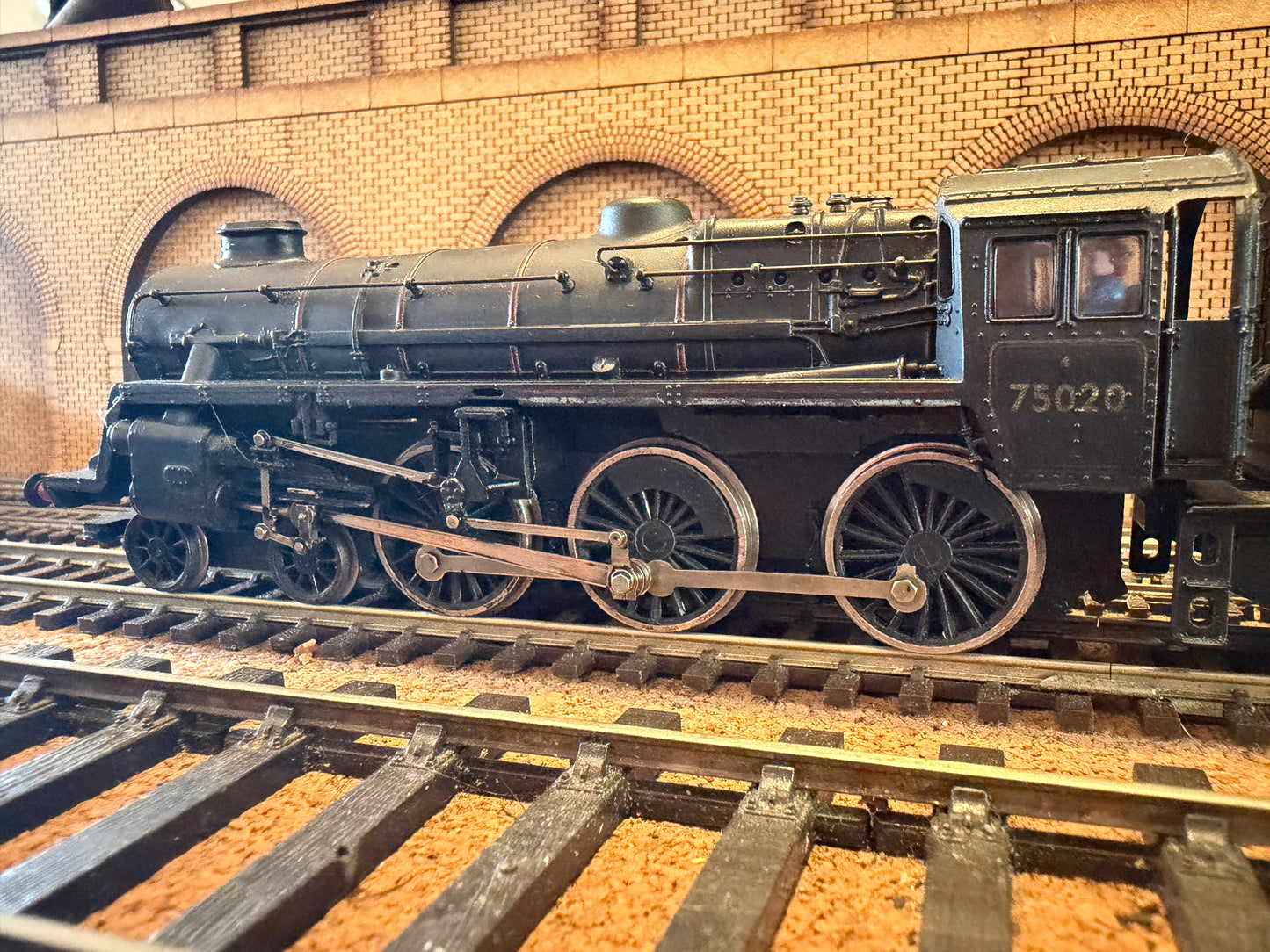Bachmann 31-105 (OO) British Railways Standard Class 4MT 4-6-0 No.75020 with double chimney and BR1B Tender in Heavily Weathered BR Lined Black 