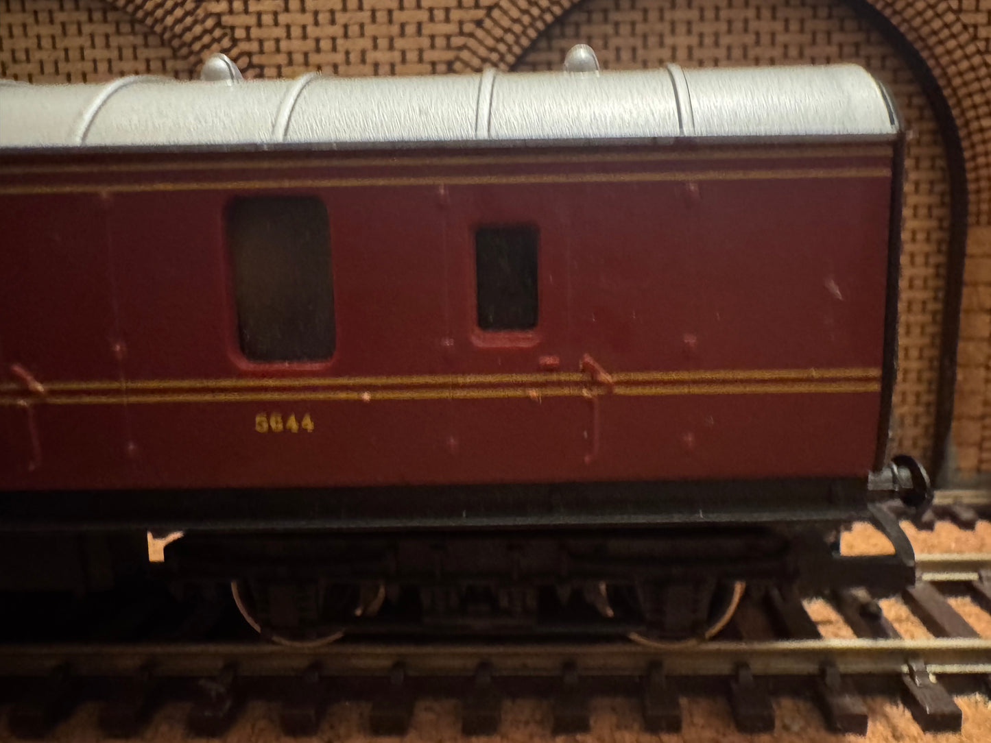 Hornby R475 (OO) London Midland & Scottish Railway ‘Stanier’ Corridor 3rd Brake No.5644 in LMS Lined Crimson 