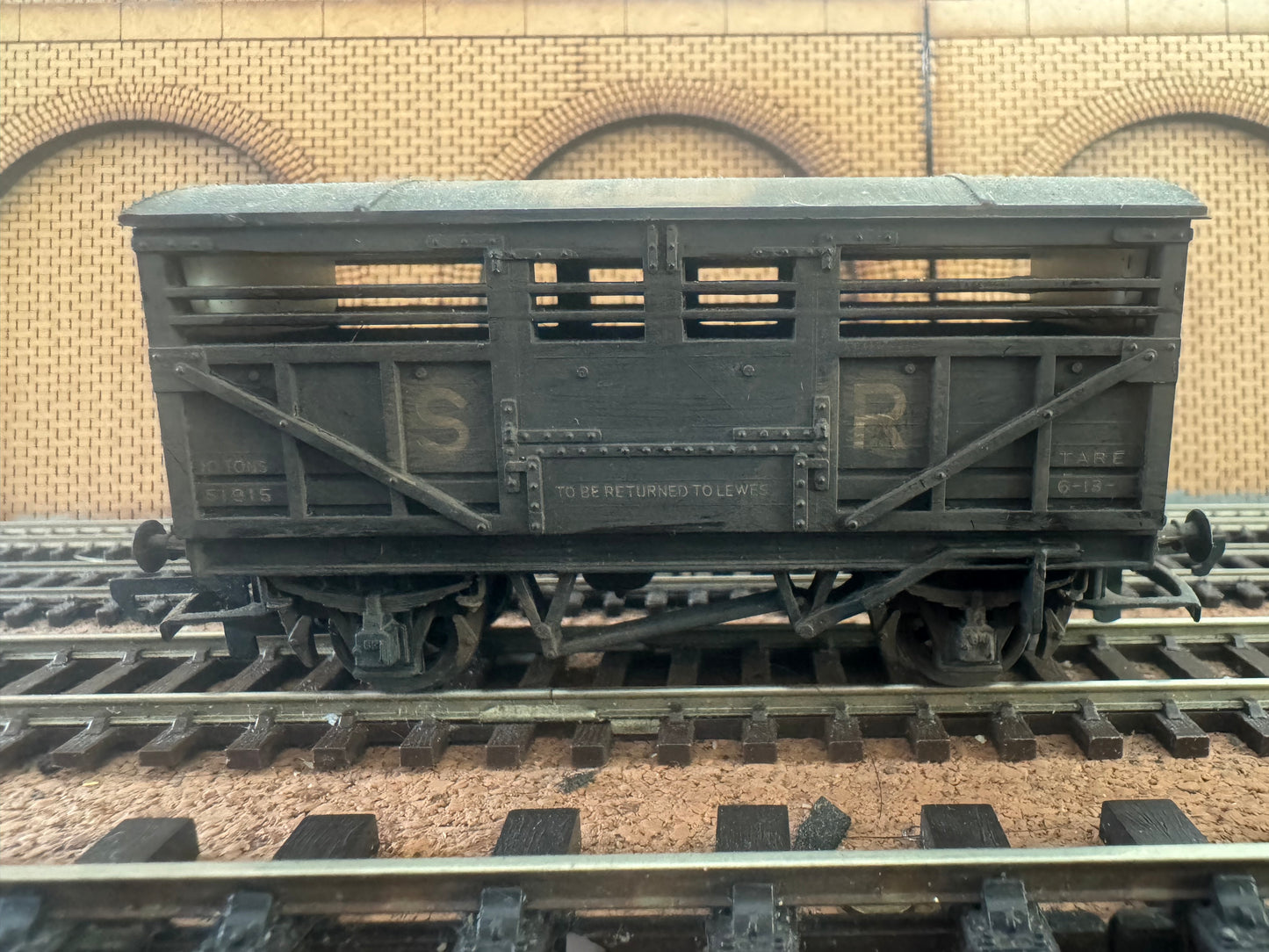 Hornby R106 (OO) Southern Railway 10T Cattle Wagon No.51915 in Heavily Weathered Southern Railway livery 