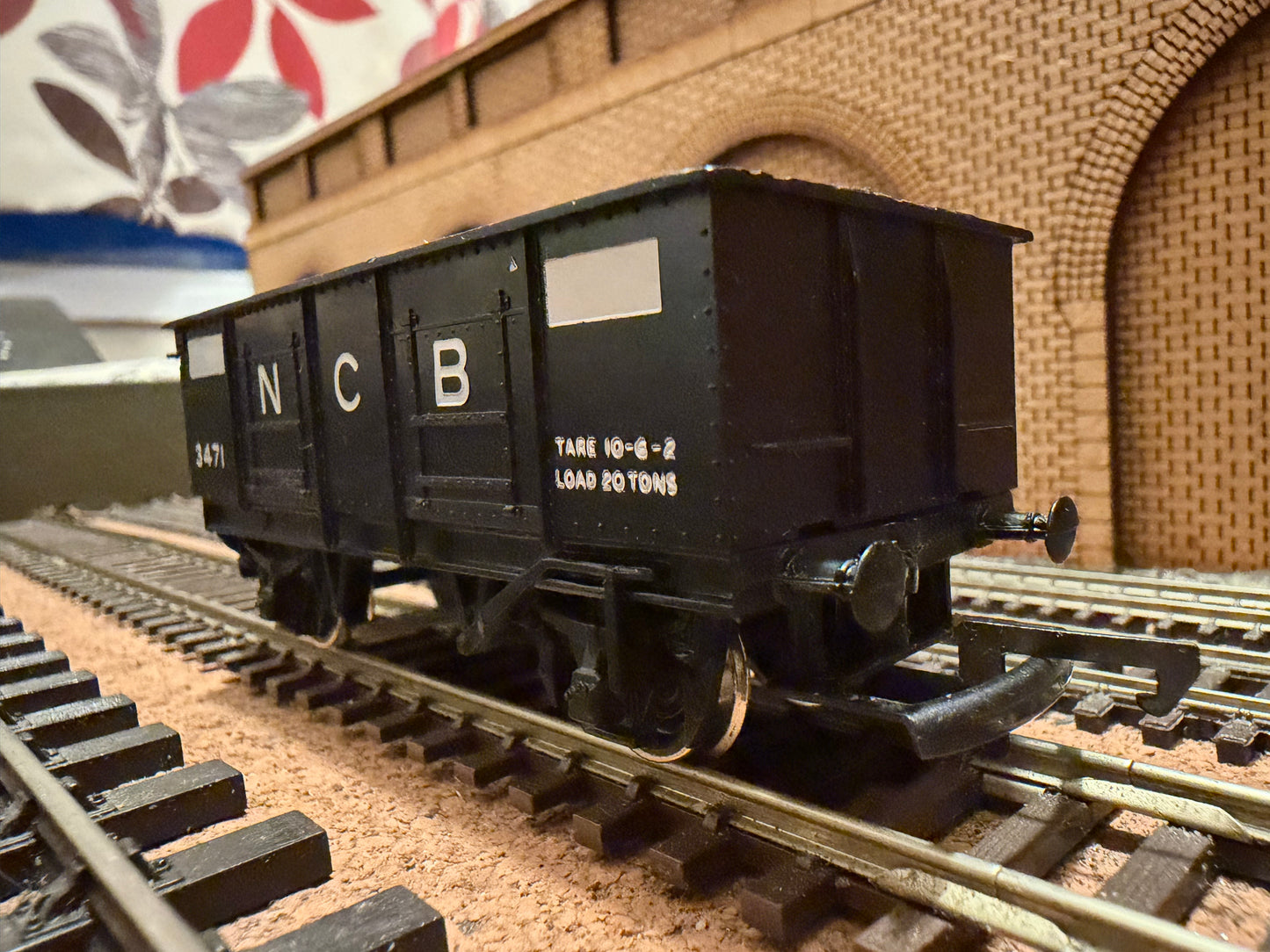 Hornby R.102 (OO) National Coal Board, 20T Steel Body Wagon No.3471 in NCB Black 