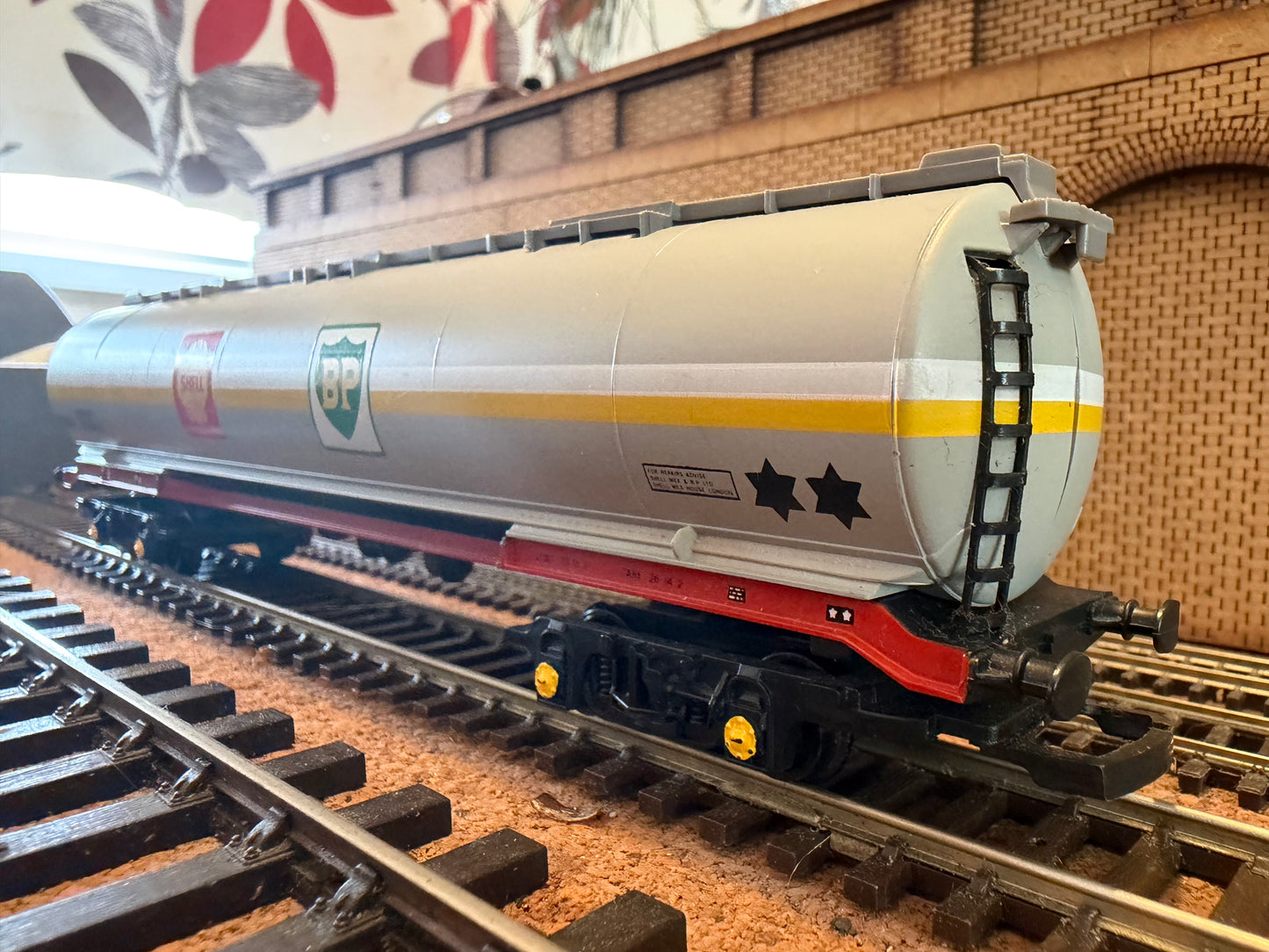 Hornby R669 (OO) British Rail 100T TEA Tank Wagon No.2264 in British Petroleum / Shell livery 