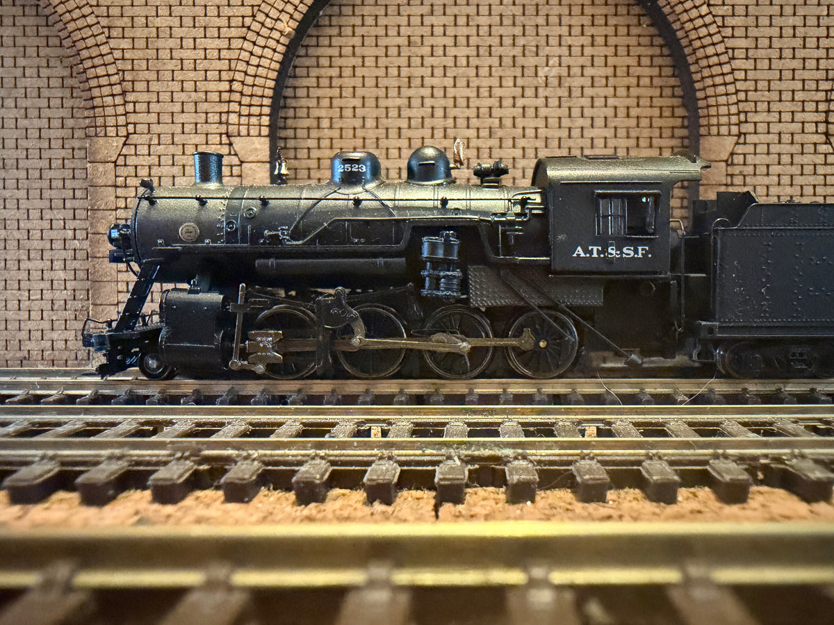 Bachmann Spectrum 81505 (N Scale) Baldwin 2-8-0 Consolidation No.2523 with medium tender in Atchison, Topeka and Santa Fe Railway Livery. DCC Ready 
