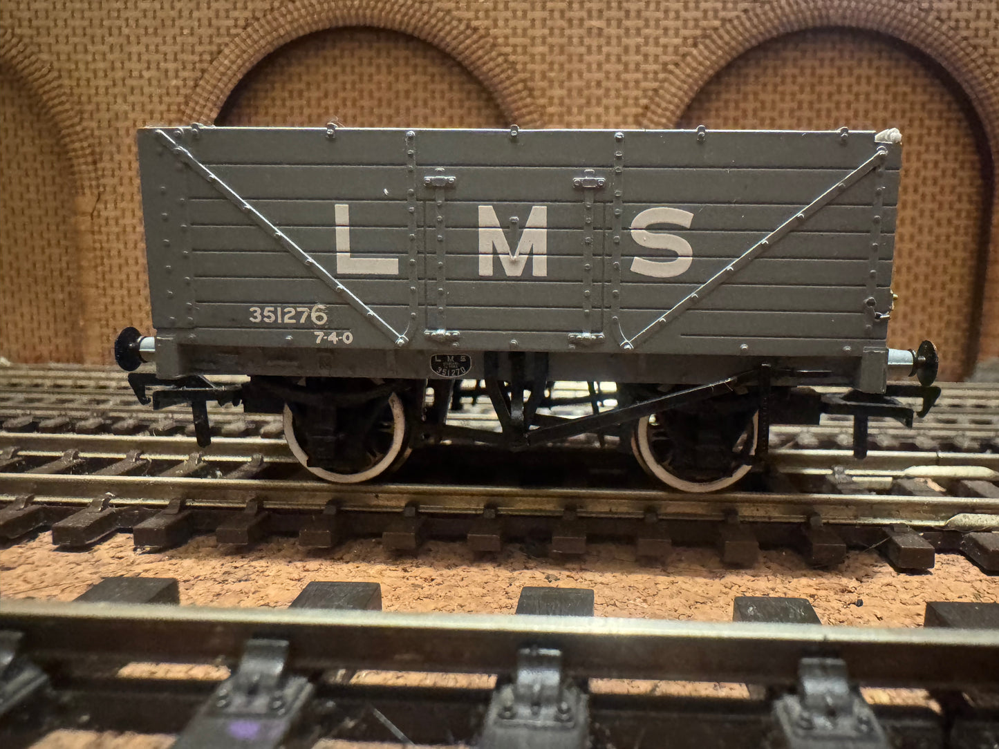 Bachmann 37-088 (OO) London Midland & Scottish Railway, Severn Plank Open Wagon No.351276 in LMS Grey. 