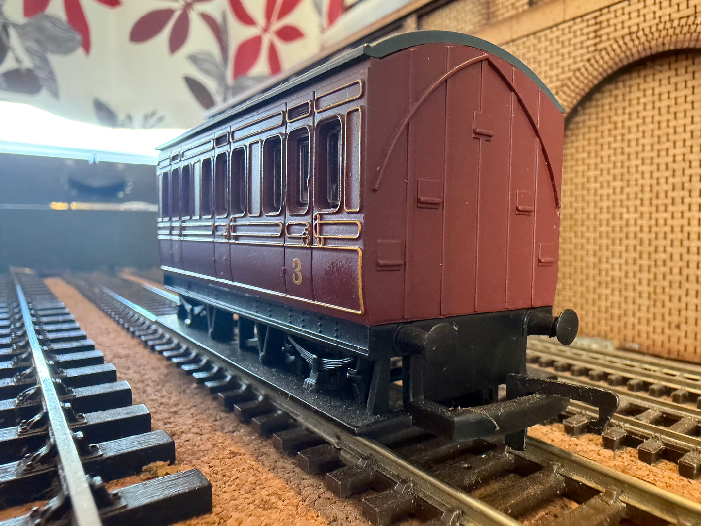 Hornby R468 (OO) London Midland Scottish Railway, Generic Four Wheeled Composite Coach. 