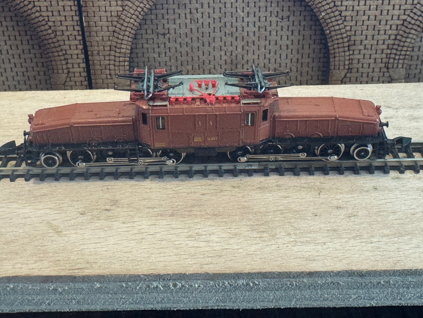 Marklin Mini Club 8852 (Z Gauge) Schweizerische Bundesbahnen, Ce 6/8 III No.14301 in SBB Livery.