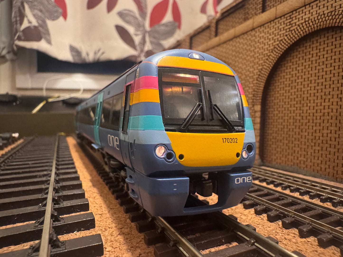 Bachmann 32-464 (OO) Adtranz / Bombardier Three Car Class 170 ‘Turbostar’ No.170202 in National Express’s ‘One Anglia’ livery.