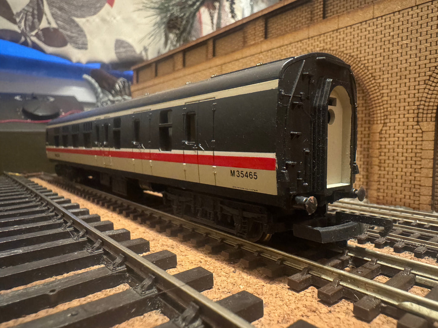 Lima 305372 (OO) British Railways MK1 Brake Corridor Second No.M35465 in British Rail Intercity Executive Livery 