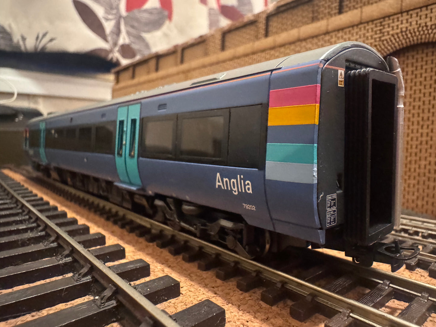 Bachmann 32-464 (OO) Adtranz / Bombardier Three Car Class 170 ‘Turbostar’ No.170202 in National Express’s ‘One Anglia’ livery.