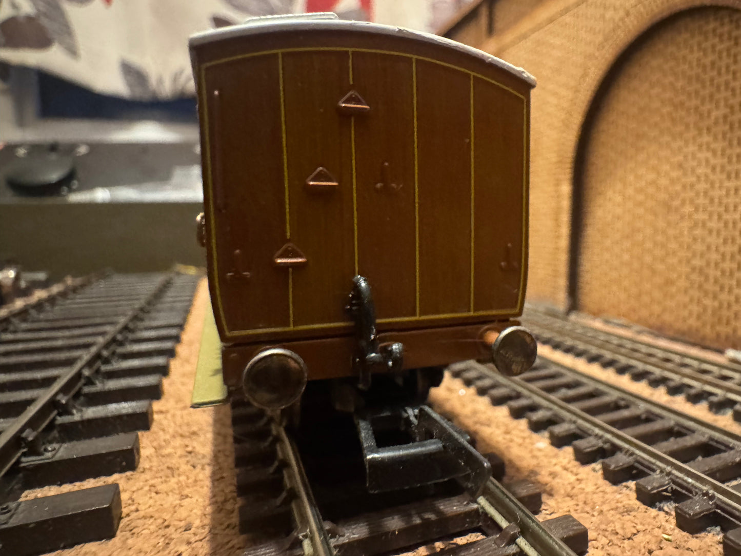 Hornby R40081 (OO) London North Eastern Railway Six Wheel First Class Compartment Coach, No.4172 In Varnished Teak 