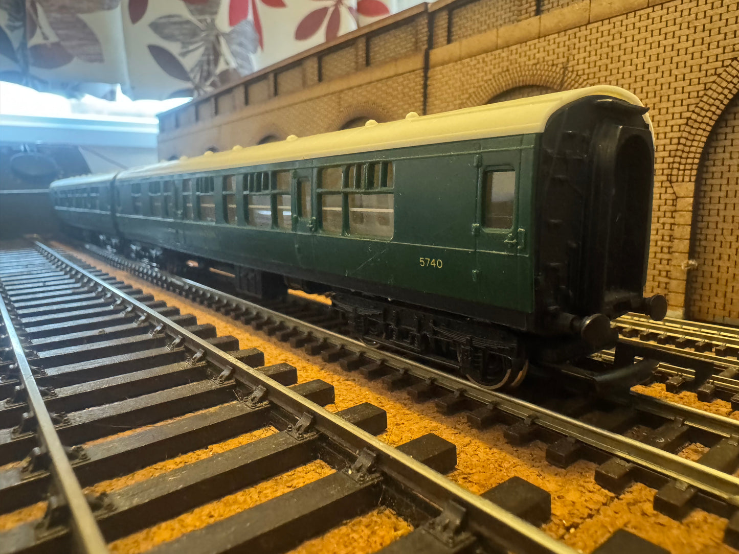 Tri-ang Hornby R933 (OO) British Railways MK1 Second Corridor No.5740 in Southern Railway Green. 