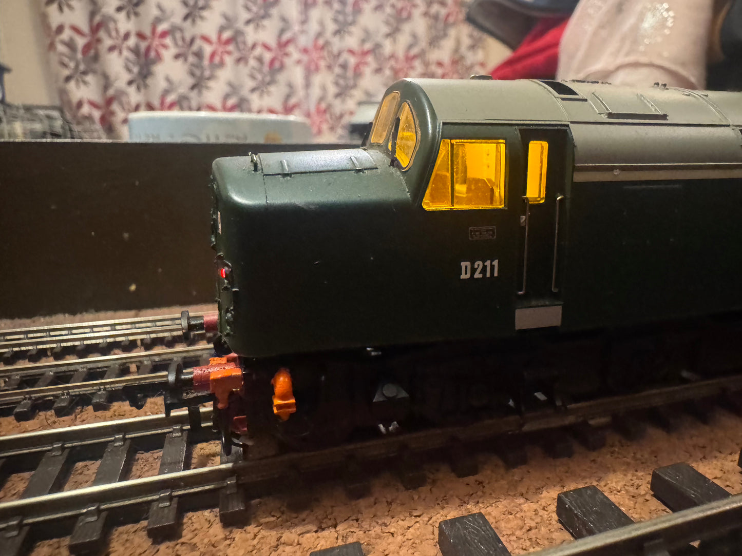 Bachmann 32-480DS (OO) British Railway, English Electric Type 4, [Class 40] No.D211 “Mauretania” in BR Green. DCC Sound Fitted. 