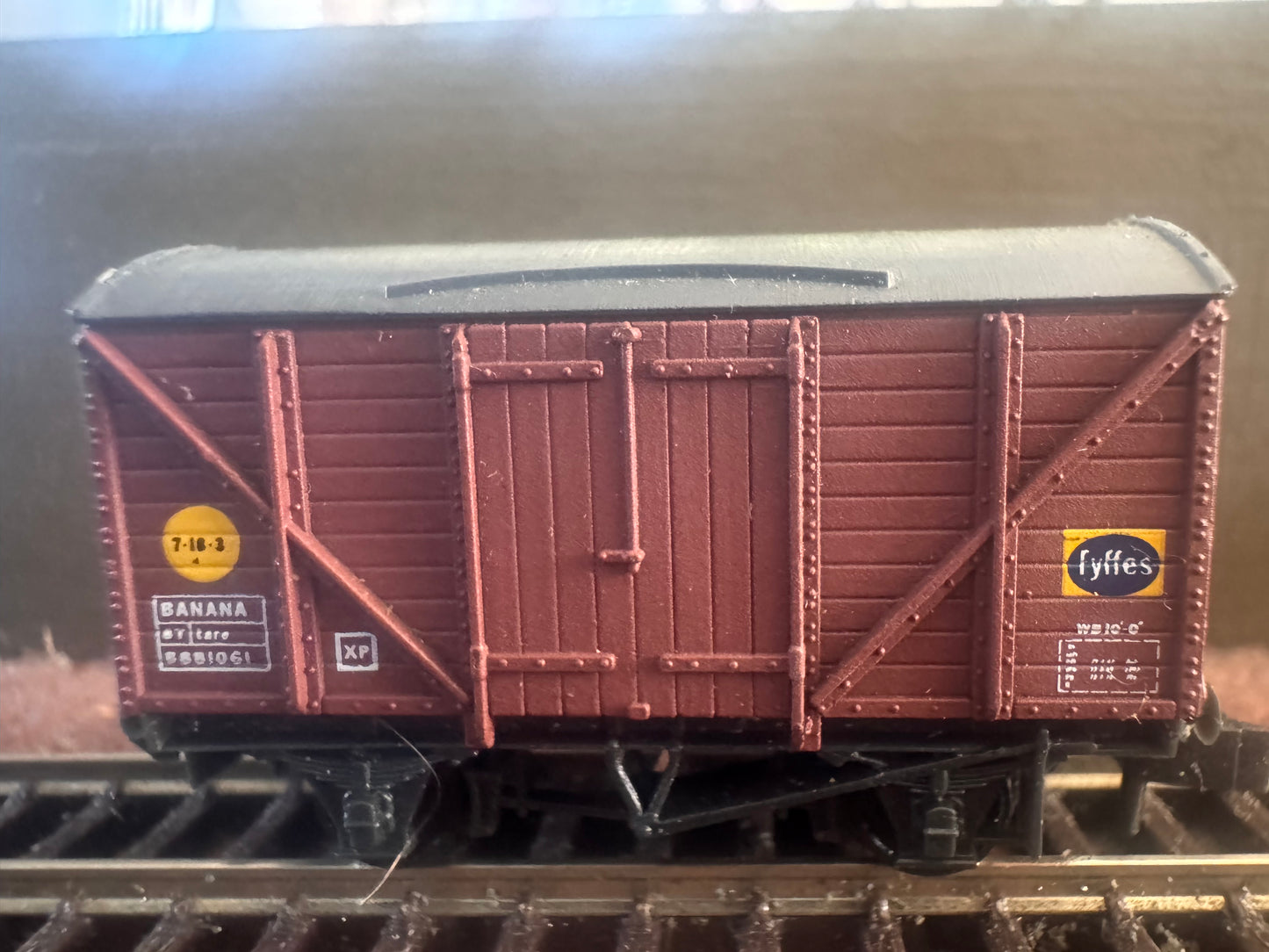Peco NR-50A (N Gauge) British Railways Ventilated Fyffes Banana Van No.B881061 in BR Bauxite 