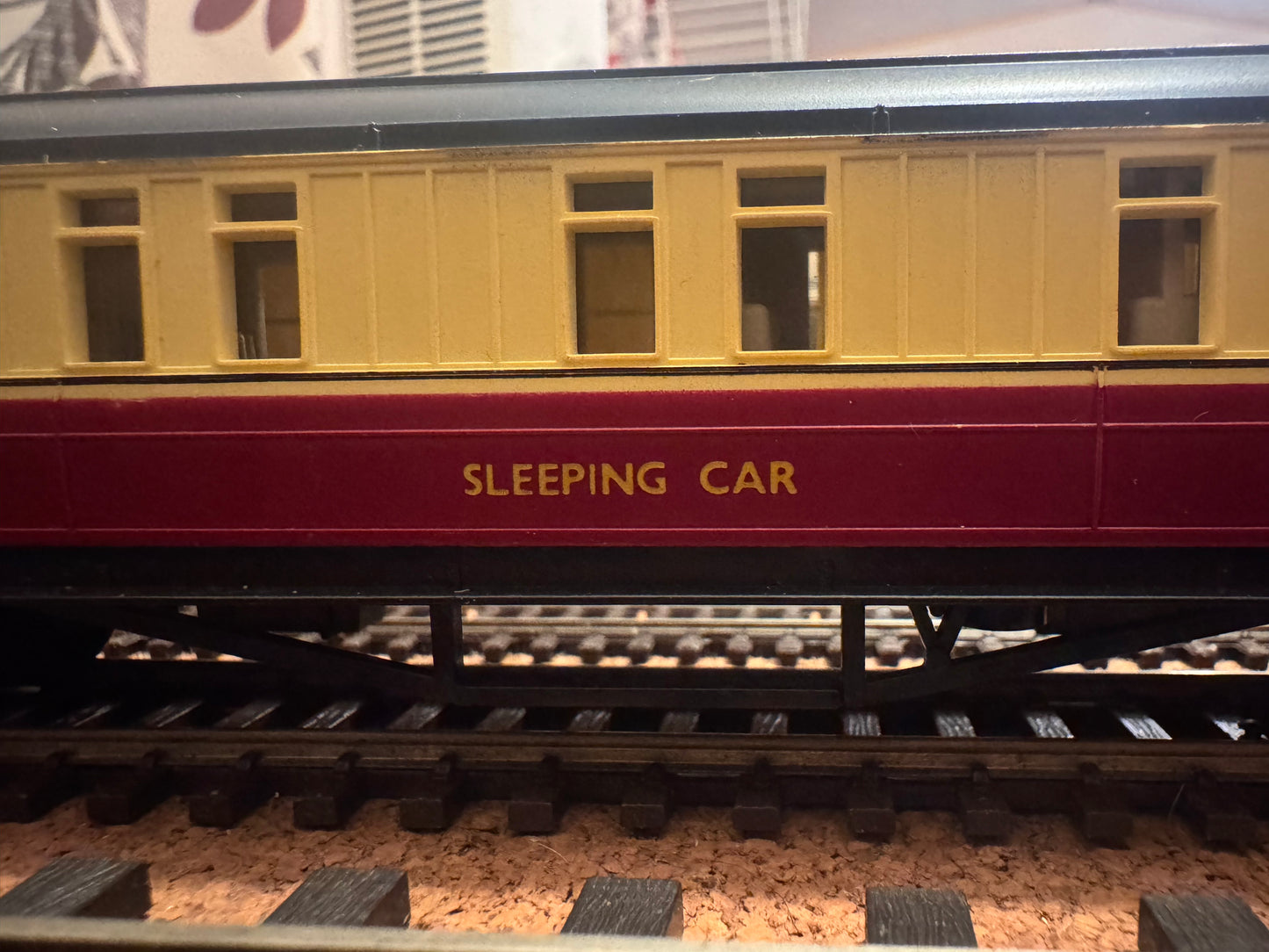 Hornby R419A (OO) Ex LNER ‘Gresley’ First Class Sleeping Car No.E1237 in British Railways Blood & Custard Livery 