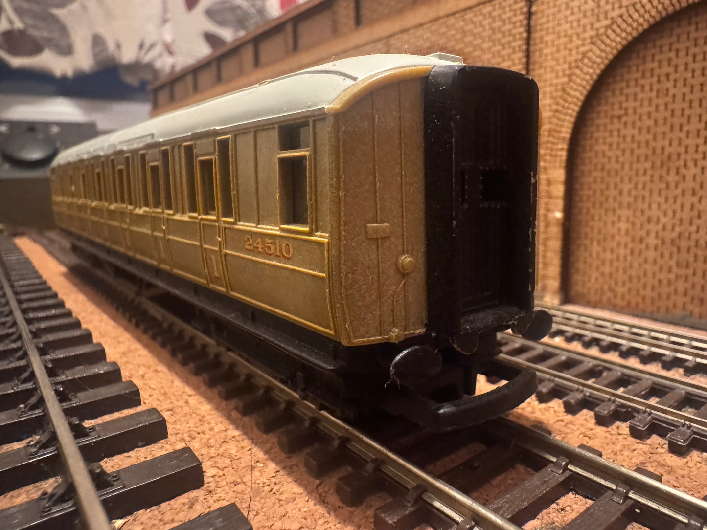 Hornby R1129 (OO) London North Eastern Railway ‘Gresley’ Corridor Composite Coach No.24510