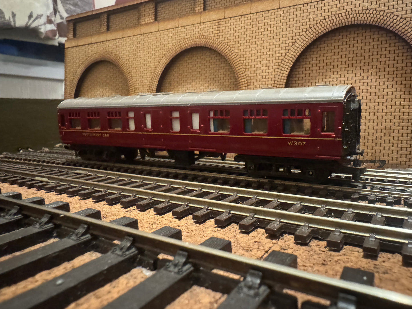 Tri-ang T-86 (TT) British Railways MK1 Restaurant Car No.W307 in BR Maroon 