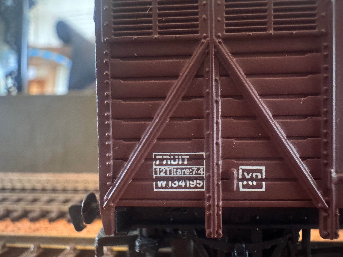 Bachmann 32-201 (OO) British Railways Western Region, Ventilated Fruit Van W.134195 in BR Bauxite.