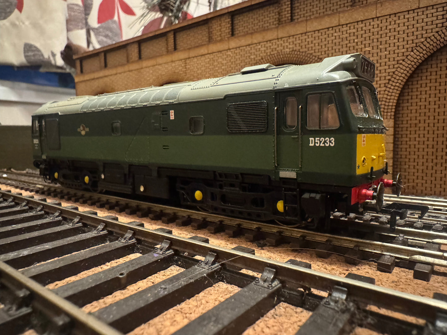 Bachmann 32-411 (OO) British Railways, Sulzer Type 2 [Class 25/2] No.D5233 in BR Two Tone Green. DCC Fitted 