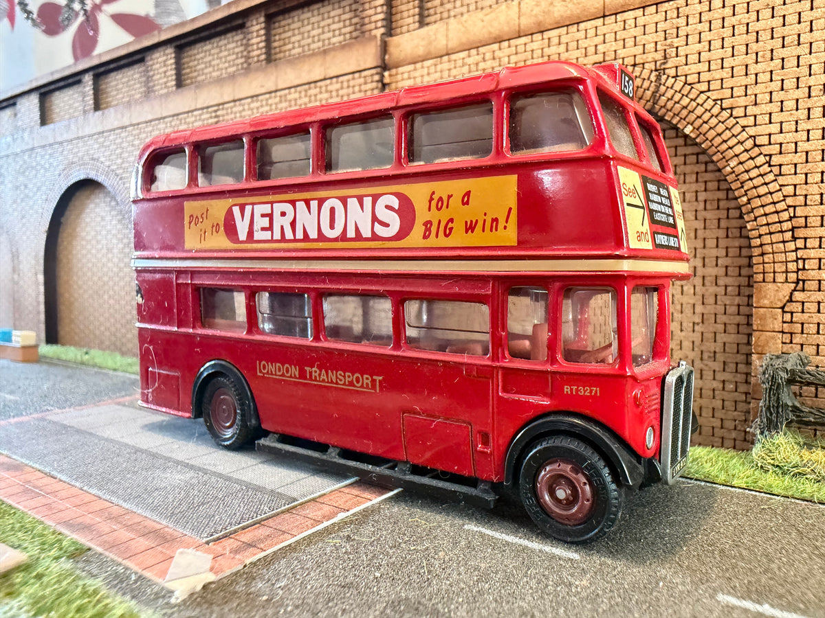 EFE 16404 (1:76 / OO) A.E.C Regent III RT, in London Transport Livery, Fleet No.RT3271 