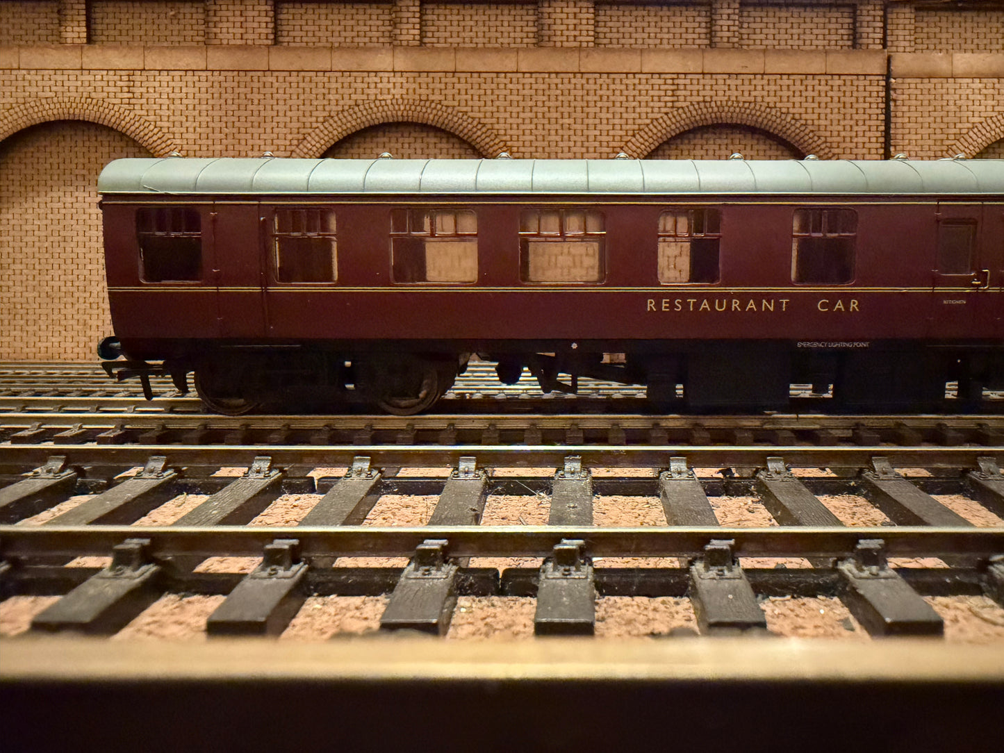 Bachmann 39-101A (OO) British Railways MK1 Restaurant Car No.E1961 in BR Maroon 