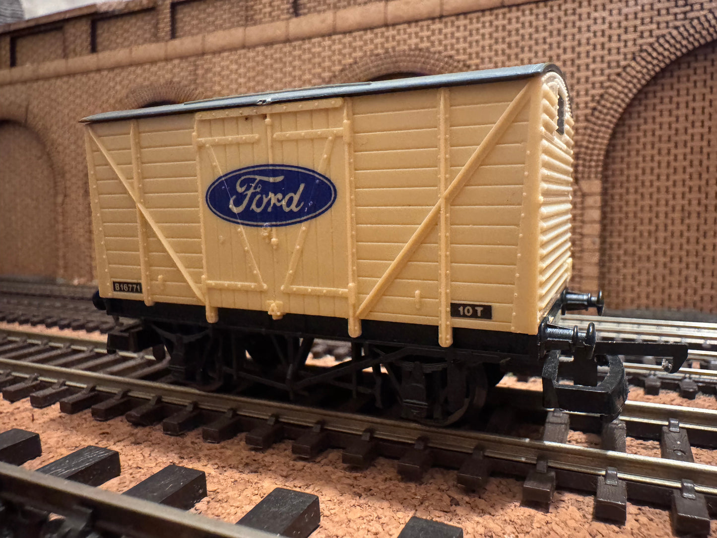 Lima (OO) Ex British Railways Vent Van. No.B16771 in Ford Motor Company Livery