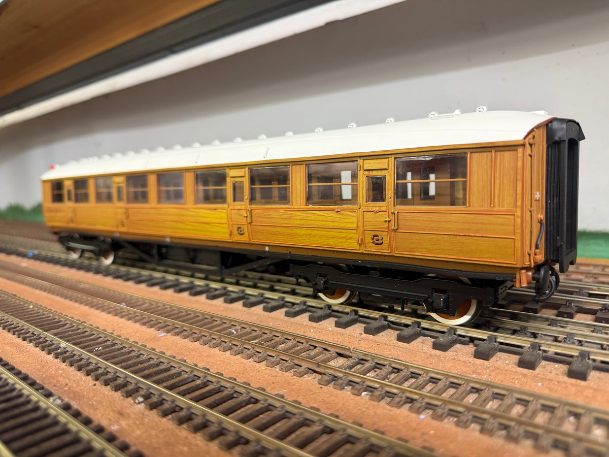 Hattons H7-TC115-001 (O Gauge) London North Eastern Railway, ‘Gresley’ Diagram 115 Corridor Third in LNER Varnished Teak. (Unnumbered) 