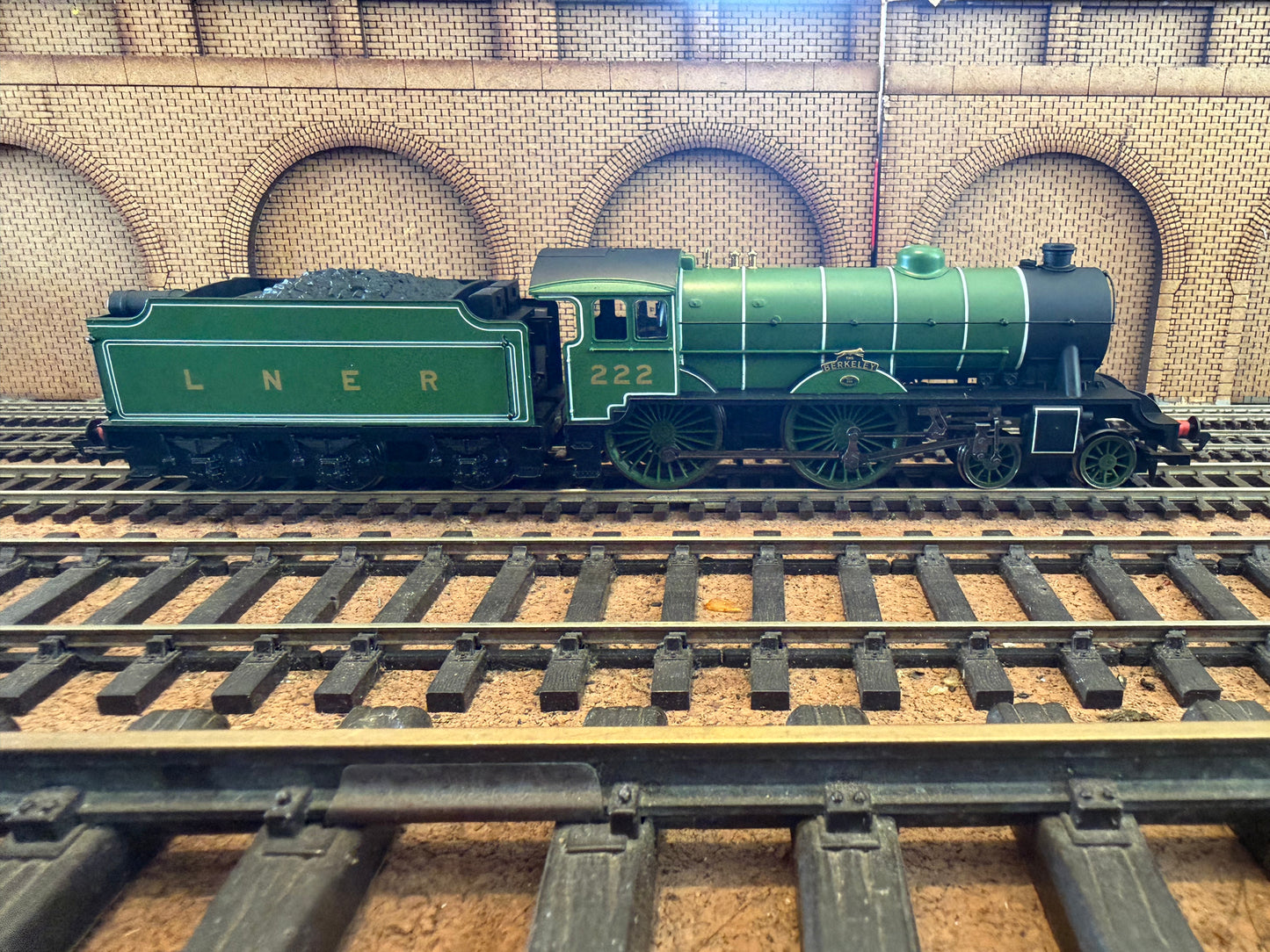 Hornby Railroad R3062 (OO) London North Eastern Railway D49 ‘Hunt Class’ No.222 “The Berkeley” in Pre War LNER Apple Green. DCC Ready 