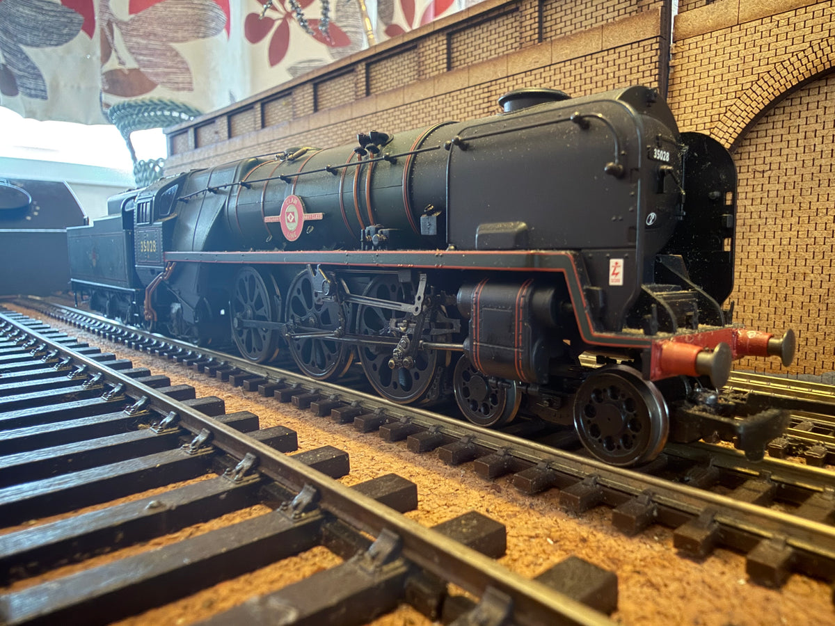 Hornby R2169 (OO) Ex SR, Rebuilt Merchant Navy No.35028 “Clan Line” in British Railways Lined Passenger Green. Shed code, 70A Nine Elms Depot)
