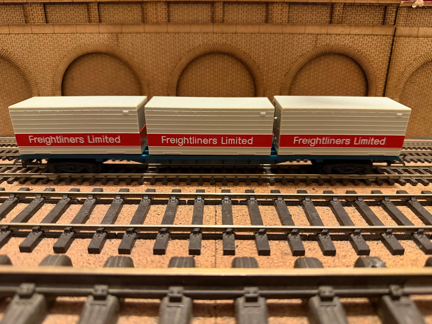 Hornby R633 (OO) British Rail, Freightliner Limited container wagon 