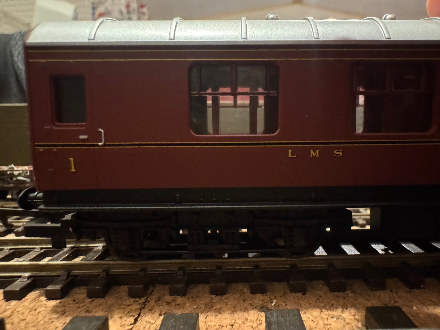 Hornby Railroad R4388 (OO) London Midland & Scottish Railway, ‘Stanier’ Corridor Composite No.4183 in LMS Lined Crimson 