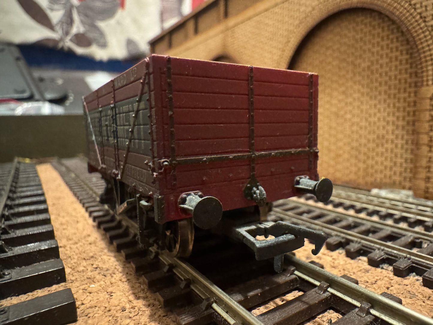 Bachmann 37-134A (OO) Heavily Weathered Ketton Cement Eight Plank Open Wagon No.588