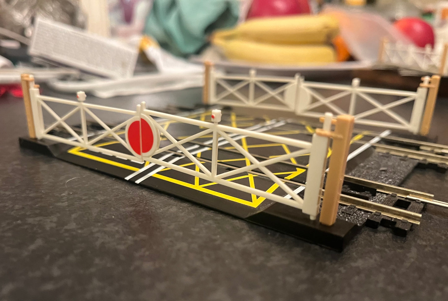 Hornby (OO) R636 Double Level Crossing with manual gates.