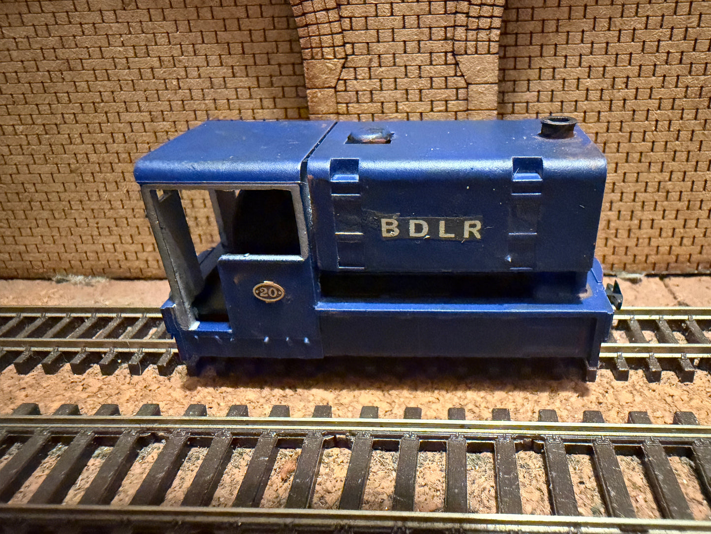 Kato / Unknown (OO9) HK Porter Co. ‘Roller Ingot’ Saddle Tank No.20. In BDLR tramway livery.