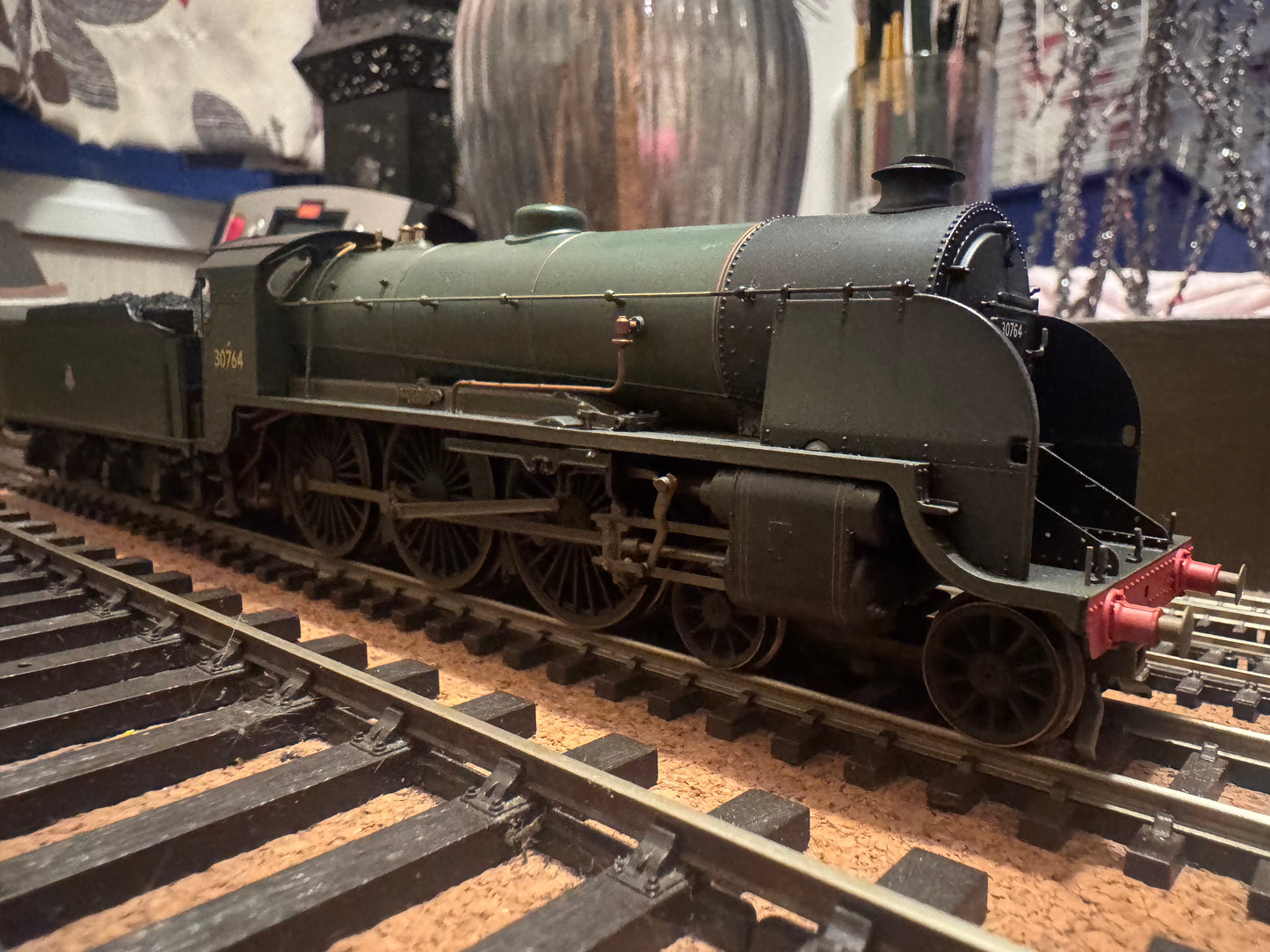 Hornby R2581 (OO) Ex SR, N15 ‘King Arthur’ No.30764 “Sir Gawain” in Weathered British Railways Lined Passenger Green. DCC Ready. (Shed Code 73A, Stewart’s Lane Depot). 