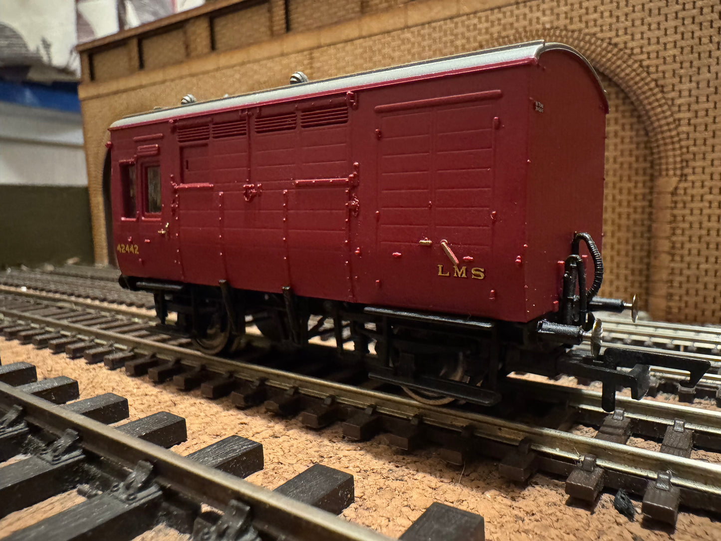Hornby R6727A (OO) London Midland & Scottish Railway, Horse and Groom Box Wagon No.42442 in LMS Crimson 